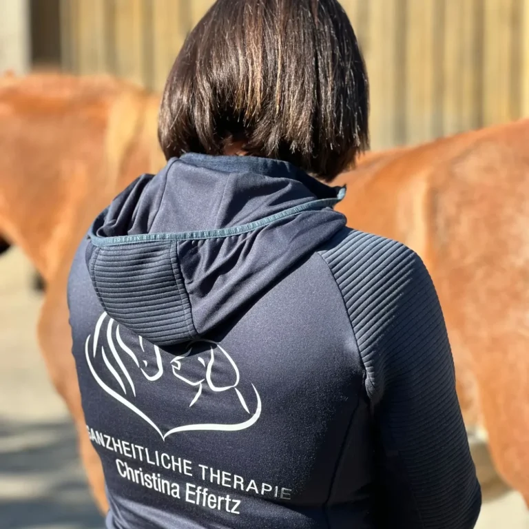 <img scr="Tiertherapie_TIerkommunikation_Christina_Effertz.png" alt="Tiertherapie für Pferde und Hunde, Tierkommunikation Christina Effertz 